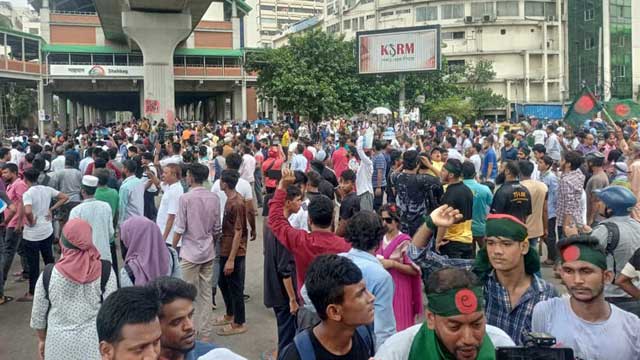 হাসিনার পদত্যাগ এবং বাংলাদেশের মালিকানা বুঝে নিতে রাজপথে কোটি ছাত্র-জনতা 1 960002 5
