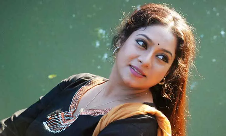 অসাবধানতায় মোবাইলে কথা বলতে বলতে রাস্তায় পড়ে গেলেন শাবনূর, পায়ে চোট পেয়ে প্লাস্টার করতে হয়েছে, হাঁটছেন ক্রাচে ভর দিয়ে—ঘটনা সিডনিতে।