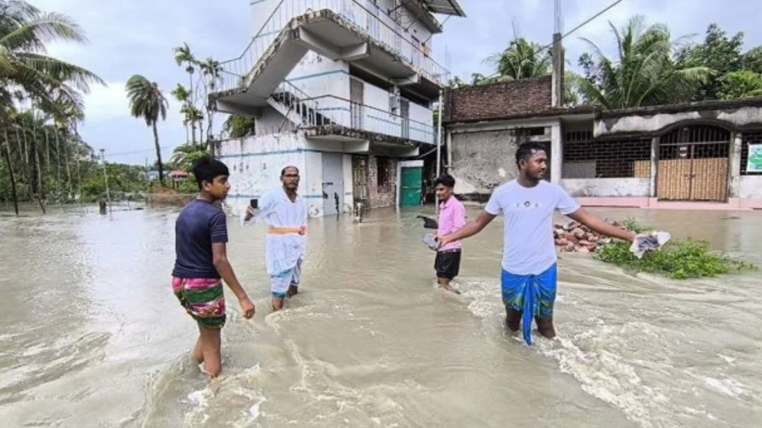 বৃষ্টি ও জোয়ারের পানিতে তলিয়েছে নোয়াখালী, সীমাহীন দুর্ভোগ
