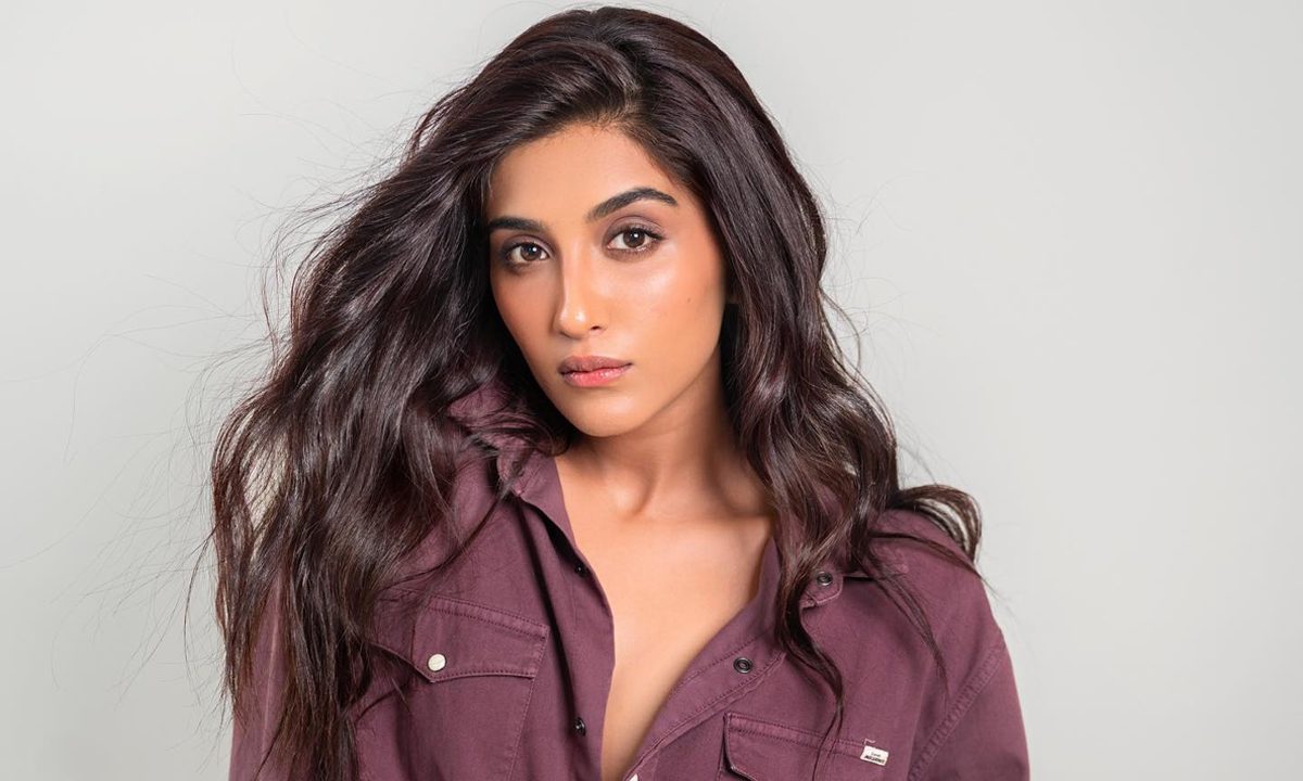 আদালতে অভিনেত্রীকে বাজে স্পর্শ আইনজীবীর