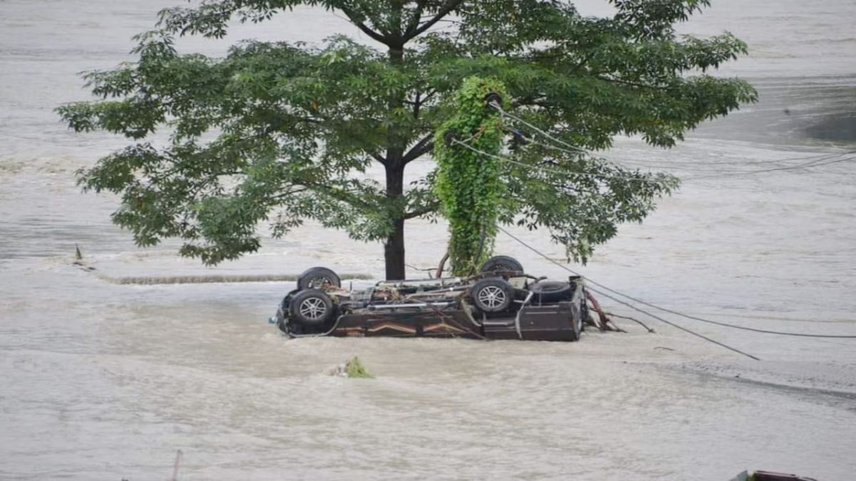 সিকিমে হাজার ফুট নিচে তিস্তায় পর্যটকবাহী গাড়ি : নিহত ১, নিখোঁজ ৮