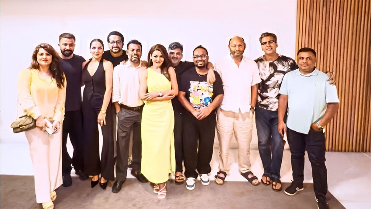 কলকাতায় পার্টিতে একসঙ্গে শাকিব-শ্রাবন্তী-জয়া-শুভশ্রী