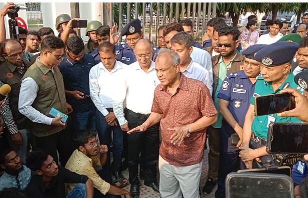 সহায়তাকারীদের শাস্তির আওতায় আনতে না পারলে ‘চলে যাবেন’ স্বরাষ্ট্র উপদেষ্টা