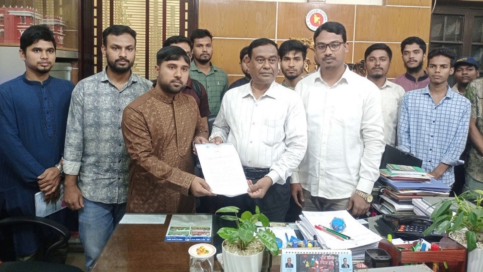 ফ্যাসিবাদমুক্ত ক্যাম্পাস বিনির্মাণে রাজশাহী কলেজ ছাত্রশিবিরের স্মারকলিপি