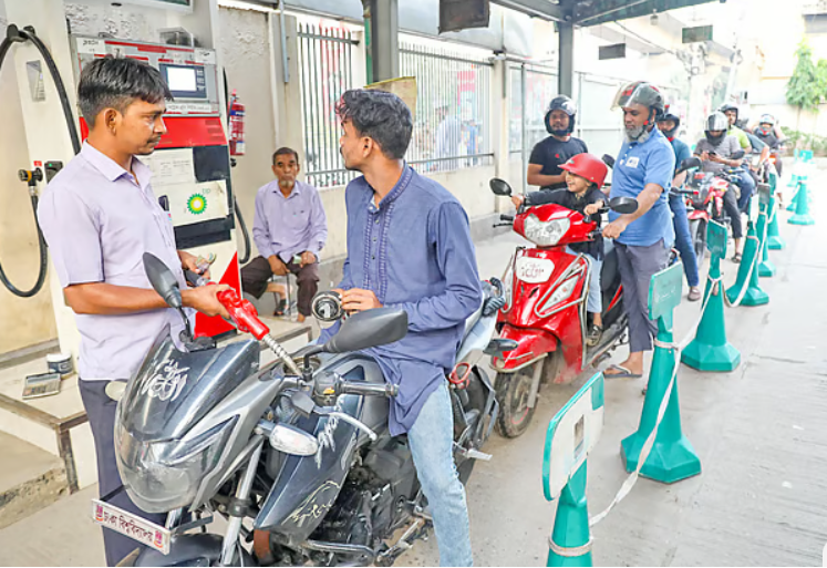 তেলের দীর্ঘ লাইন