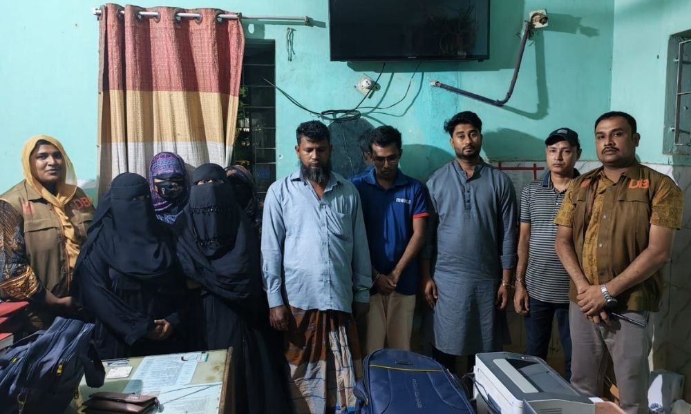 নোয়াখালীতে দুই আবাসিক হোটেলে ডিবির অভিযান, গ্রেপ্তার
