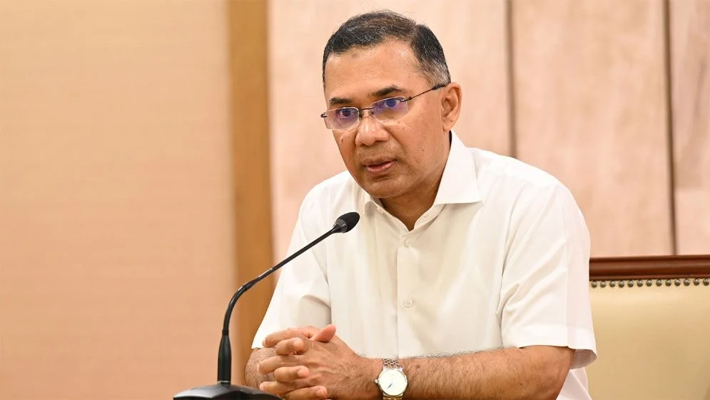 প্রধানমন্ত্রী তারেক রহমান বলেছেন, এ দেশের গণতান্ত্রিক আন্দোলনে শহীদ এবং ভুক্তভোগীদের প্রত্যাশা ও আকাঙ্ক্ষা পূরণে বর্তমান সরকার সম্পূর্ণ অঙ্গীকারবদ্ধ। সরকারের পক্ষ থেকে গুম-খুনের শিকার এবং জুলাই গণ-অভ্যুত্থানে ক্ষতিগ্রস্ত ও শহীদ পরিবারগুলোর পাশে থাকার দৃঢ় আশ্বাস দিয়ে প্রধানমন্ত্রী বলেন, সীমিত সম্পদের মধ্যেও আমাদের সর্বোচ্চ চেষ্টা থাকবে আপনাদের পাশে থাকার। যে অপূরণীয় ক্ষতি আপনাদের হয়েছে, তা কোনোভাবেই পূরণ করা সম্ভব নয়। তবুও আমরা আপনাদের সঙ্গে ছিলাম, আছি এবং ভবিষ্যতেও থাকব। শনিবার (২৯ আগস্ট) দুপুরে তেজগাঁওয়ে প্রধানমন্ত্রীর কার্যালয়ের করবী হলে আয়োজিত এক অনুষ্ঠানে প্রধানমন্ত্রী এসব কথা বলেন। গুম-খুনের শিকার পরিবার এবং জুলাই গণ-অভ্যুত্থানে ক্ষতিগ্রস্ত ও শহীদ পরিবারের ৭৪ জন সদস্যের হাতে আনুষ্ঠানিকভাবে চাকরির নিয়োগপত্র প্রদান উপলক্ষে এই অনুষ্ঠানের আয়োজন করা হয়। আবেগময় কণ্ঠে প্রধানমন্ত্রী বলেন, আজকের এই অনুষ্ঠানটি আমাদের জন্য অত্যন্ত বেদনাদায়ক। আমরা এমন কিছু মানুষকে স্মরণ করছি, যাদের আজ আমাদের মাঝে থাকার কথা ছিল। কিন্তু দুঃখজনকভাবে তারা নেই। তাদের এই মহান ত্যাগের বিনিময়েই আজ দেশের ২০ কোটি মানুষ ফ্যাসিস্ট শাসনব্যবস্থা থেকে মুক্তি পেয়েছে। তিনি বলেন, আজ যারা আমাদের মধ্যে অনুপস্থিত তারা কোথায় কি অবস্থায় আছে একমাত্র আল্লাহ রাব্বুল আলামিন জানেন। আমাদের উচিত হবে দুই হাত তুলে আল্লাহর দরবারে তাদের জন্যে দোয়া করা যাতে আল্লাহ সে মানুষগুলোকে সর্বোচ্চ ভালো অবস্থায় রাখেন। ১৯৭১ সালের মহান মুক্তিযুদ্ধ থেকে শুরু করে স্বাধীনতাত্তোর বিভিন্ন সময়ের গণতান্ত্রিক সংগ্রাম এবং সর্বশেষ জুলাই গণ-অভ্যুত্থানে আত্মদানকারীদের কথা উল্লেখ করে সরকার প্রধান বলেন, ১৯৭১ সালের বীর মুক্তিযোদ্ধা, দেশের গণতন্ত্র পুনরুদ্ধারে বিভিন্ন সময়ে গুম-খুন ও নির্যাতনের শিকার হওয়া ব্যক্তিবর্গ এবং জুলাই আন্দোলনের শহীদ ও ক্ষতিগ্রস্তদের যে লক্ষ্য ও আকাঙ্ক্ষা ছিল- এই সরকার তা বাস্তবায়নে বদ্ধপরিকর। হয়তো বিভিন্ন বাস্তবতার কারণে অনেক সময় দ্রুত সবকিছু সম্ভব হয় না, কিন্তু আমরা আমাদের সর্বোচ্চ চেষ্টা চালিয়ে যাব। প্রধানমন্ত্রী বলেন, স্বাভাবিকভাবে বড় কিছু অর্জন করতে গিয়ে যারা বড় ত্যাগ স্বীকার করেছেন, তারা অনেকেই আজ আমাদের মাঝে নেই। যারা আছে তাদের বলবো, আপনারা এ দেশের মানুষের জন্য সর্বোচ্চ ত্যাগ স্বীকার করেছেন। বিভিন্নভাবে ক্ষতিগ্রস্ত হয়েছেন। বর্তমান সরকার সর্বোচ্চ দিয়ে চেষ্টা করবে, আপনারা যে লক্ষ্য ও উদ্দেশ্যে নিজেদের জীবন বাজি রেখেছেন, সেই লক্ষ্য ও উদ্দেশ্য বাস্তবায়ন করতে। সংগ্রামীদের আত্মত্যাগকে সরকারের কাজের মূল প্রেরণা উল্লেখ করে তিনি বলেন, অনেকে বলতে পারেন সরকার এই পরিবারগুলোর পাশে দাঁড়িয়েছে। কিন্তু আমি বলব- আপনাদের এই ত্যাগ, সমর্থন ও সহযোগিতার কারণেই সরকার পূর্ণ উদ্যমে কাজ করার সাহস পাচ্ছে। আপনারাই আমাদের শক্তি ও উদ্দীপনার মূল উৎস। শহীদ পরিবারের উদ্দেশে প্রধানমন্ত্রী বলেন, আমরাও চাই আপনারাও আমাদের সহযোগিতা করবেন। আমাদের উৎসাহ দেবেন। যাতে আমরা শহীদসহ সব আত্মত্যাগী গণতান্ত্রিক যোদ্ধা যারা আছেন তাদের যে প্রত্যাশা দেশ ও জাতিকে নিয়ে সে প্রত্যাশা পূরণে কাজ করতে পারি। আপনার সর্বাত্মক সমর্থন যেন আমরা পাই। অনুষ্ঠানে গুম-খুনের শিকার এবং জুলাই গণ-অভ্যুত্থানে শহীদ ও আহত পরিবারের সদস্যরা বক্তব্য রাখেন। এ সময় তারা প্রধানমন্ত্রী তারেক রহমানের কাছে নিজেদের অনুভূতি প্রকাশ করেন। অনুষ্ঠানে মন্ত্রিপরিষদ সচিব নাসিমুল গণি, প্রধানমন্ত্রীর মুখ্য সচিব এবিএম আবদুস সাত্তার, প্রধানমন্ত্রীর প্রেস সচিব সালেহ শিবলী, উপ-প্রেস সচিব জাহিদুল ইসলাম রনি, হাসান শিপলু, সুজাউদ্দৌলা, শাহাদাৎ স্বাধীন, সহকারী প্রেস সচিব একেএম নাজমুল হক, শাহরিয়ার পামির, আমরা বিএনপি পরিবারের সদস্য মোকছেদুল মোমিন মিথুন প্রমুখ উপস্থিত ছিলেন।