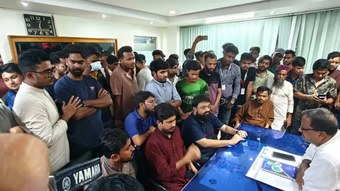 প্রধানমন্ত্রীকে কটূক্তির অভিযোগে তরুণ গ্রেপ্তার, মুক্তির দাবিতে থানায় এনসিপির নেতা–কর্মীদের অবস্থান