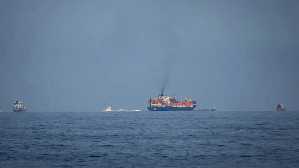 মার্কিন পাহারায় হরমুজ পেরোল ৪০ তেলবাহী জাহাজ