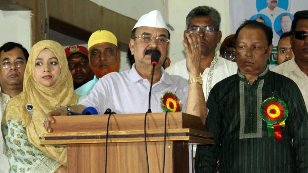 হাসিনার উদ্দেশে গয়েশ্বর আপনি যত চোর নিয়ে বিদেশে গেছেন সবাইকে নিয়ে আসেন