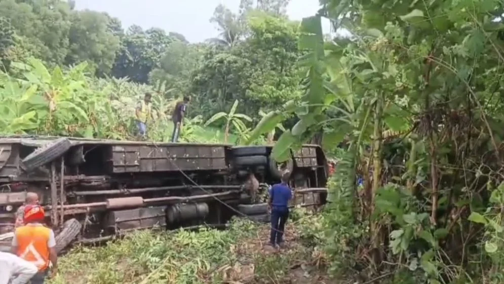 গোপালগঞ্জে যাত্রীবাহী বাস খাদে পড়ে প্রাণ গেল ৩ জনের
