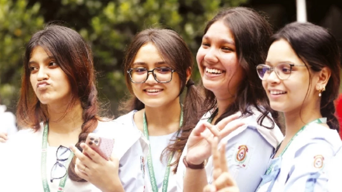 এসএসসি ও সমমান পরীক্ষার ফলাফল প্রকাশ ইংরেজি ও গণিতের ‘ধাক্কায়’ বিপর্যয়