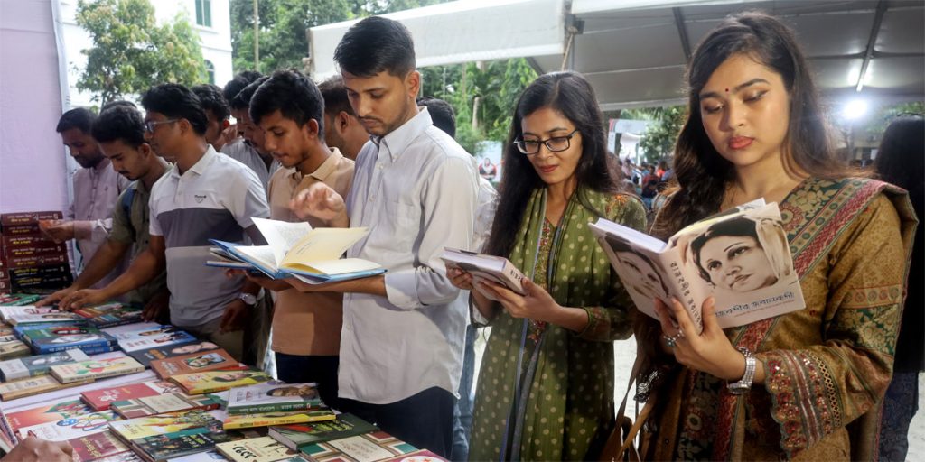 জিয়া স্মৃতি বইমেলায় পাঠকদের উপচেপড়া ভিড় 2 9665874