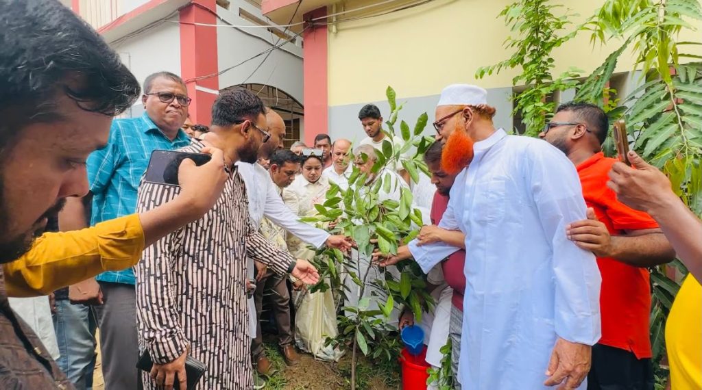 নাখালপাড়া হোসেন উচ্চ বিদ্যালয়ে উন্নয়ন সামগ্রী বিতরণ ও বৃক্ষরোপণ 2 966658745