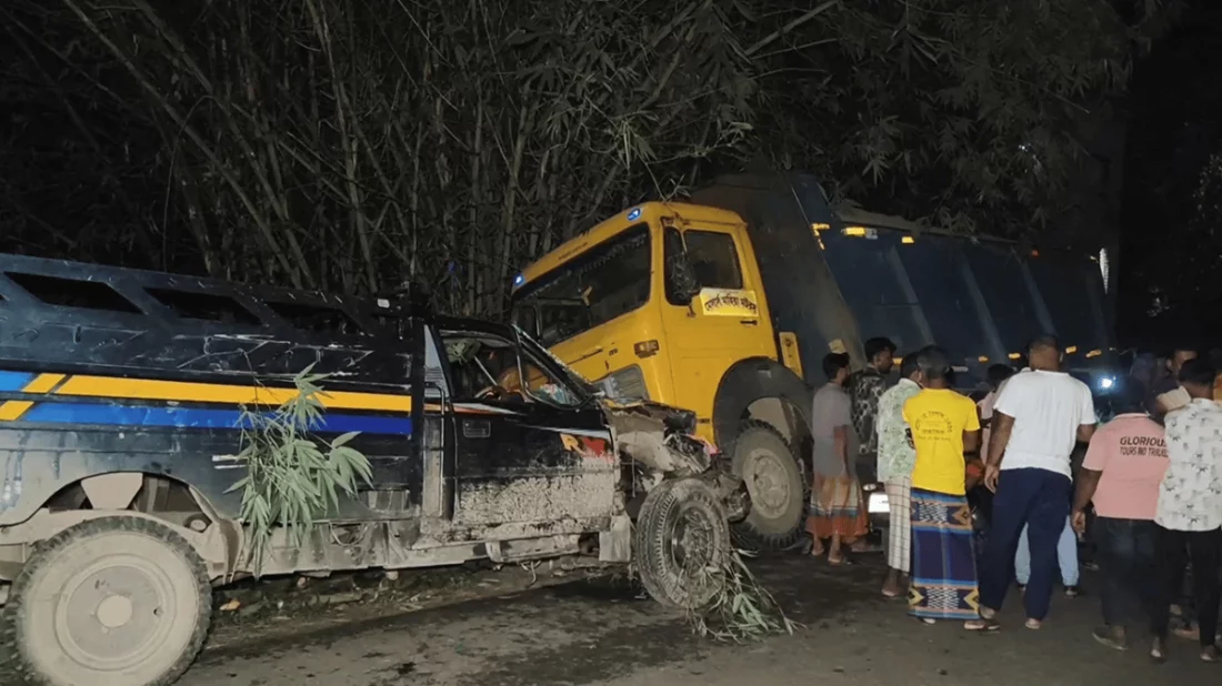 সোমবার (৩১ আগস্ট) রাত ৯টার দিকে উপজেলার বারইপাড়া গ্রামের ঈদগাহ এলাকায় গাড়াগঞ্জ-শৈলকুপা সড়কে এ দুর্ঘটনা ঘটে। পুলিশ ও স্থানীয়রা জানান, উপজেলার কচুয়া গ্রামের আদিবাসী বাগদি সম্প্রদায়ের ৩০ জন যুবক ফুটবল খেলতে চুয়াডাঙ্গার সড়াবাড়িয়া গ্রামে যান। খেলা শেষে একটি মিনি ট্রাকে করে তারা বাড়ি ফিরছিলেন। পথে বারইপাড়া এলাকায় পৌঁছালে বিপরীত দিক থেকে আসা বালুবোঝাই একটি ড্রাম ট্রাক নিয়ন্ত্রণ হারিয়ে তাদের বহনকারী ট্রাকে ধাক্কা দেয়। এতে অন্তত ২০ জন আহত হন। তাদের মধ্যে ১৯ জনকে শৈলকুপা উপজেলা স্বাস্থ্য কমপ্লেক্সে নেওয়া হয়। বাকিদের স্থানীয়ভাবে চিকিৎসা দেওয়া হয়েছে। আহতদের কয়েকজনের অবস্থা গুরুতর বলে জানিয়েছেন চিকিৎসকরা। শৈলকুপা উপজেলা স্বাস্থ্য কমপ্লেক্সের জরুরি বিভাগের চিকিৎসক এহতে শাম শহীদ বলেন, আহতদের চিকিৎসা চলছে। গুরুতর আহতদের পর্যবেক্ষণ শেষে প্রয়োজন হলে অন্য হাসপাতালে রেফার করা হবে। শৈলকুপা থানার ভারপ্রাপ্ত কর্মকর্তা (ওসি) হুমায়ুন কবির মোল্লা বলেন, দুর্ঘটনায় আহতরা চিকিৎসা নিয়েছেন। বর্তমানে ১৬ জন শৈলকুপা উপজেলা স্বাস্থ্য কমপ্লেক্সে ভর্তি আছেন। তিনি আরও জানান, দুর্ঘটনাকবলিত ট্রাক দুটি সড়কের পাশে পড়ে আছে। এ ঘটনায় আইনগত ব্যবস্থা নেওয়া হবে।
