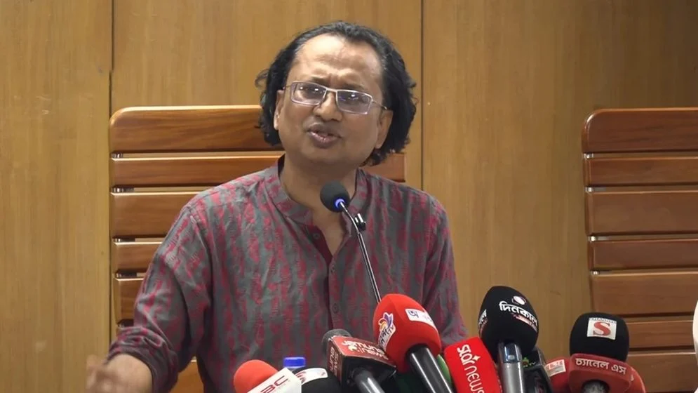 দেশে এলপি গ্যাসের কোনো সংকট নেই বলে জানিয়েছেন প্রধানমন্ত্রীর তথ্য উপদেষ্টা জাহেদ উর রহমান। তিনি বলেন, অসৎ উদ্দেশ্যে কেউ এলপিজি মজুত করে জনঅসন্তোষ সৃষ্টির চেষ্টা করলে ব্যবস্থা নেবেসরকার। Advertisement মঙ্গলবার (২৯ সেপ্টেম্বর) সচিবালয়ে তথ্য অধিদপ্তরের সম্মেলন কক্ষে সরকারের বিভিন্ন কার্যক্রমের অগ্রগতি নিয়ে আয়োজিত প্রেস ব্রিফিংয়ে তিনি এ কথা বলেন। প্রধানমন্ত্রীর উপদেষ্টা জানান, গত আগস্টে দেশে এক লাখ ৫৭ হাজার ৭৬০ মেট্রিক টন এলপিজি আমদানি হয়েছে। চলতি সেপ্টেম্বর মাসে এ পর্যন্ত আমদানি হয়েছে এক লাখ ১৮ হাজার মেট্রিক টন। সভায় উপস্থাপিত তথ্য অনুযায়ী দেশে এলপিজির সরবরাহ ও মজুত পরিস্থিতি ভালো রয়েছে। তিনি বলেন, দেশের বাজারে এলপিজির কোনো সংকট নেই বলে বিদ্যুৎ, জ্বালানি ও খনিজ সম্পদ মন্ত্রণালয়ের মন্ত্রীকে আশ্বস্ত করেছেন এলপিজি আমদানিকারক ও অপারেটররা। সম্প্রতি এলপিজির আমদানি, মজুত, সরবরাহ পরিস্থিতি ও বাজারদর পর্যালোচনায় আয়োজিত এক মতবিনিময় সভায় তারা এ নিশ্চয়তা দেন। আরও পড়ুন ‘তারেক রহমানের সুযোগ্য নেতৃত্বে ব্যক্তিবৃত্ত থেকে ক্ষমতা এখন জনগণের আঙিনায়’ ‘তারেক রহমানের সুযোগ্য নেতৃত্বে ব্যক্তিবৃত্ত থেকে ক্ষমতা এখন জনগণের আঙিনায়’ পর্যাপ্ত মজুত থাকা সত্ত্বেও কোথাও কোথাও এলপিজির দাম বাড়ার প্রবণতা দেখা যাচ্ছে উল্লেখ করে তথ্য উপদেষ্টা বলেন, অসৎ উদ্দেশ্যে কেউ যেন মজুত করে জনঅসন্তোষ সৃষ্টি না করেন, সে বিষয়ে মন্ত্রী সবাইকে সতর্ক থাকতে বলেছেন। তিনি বলেন, বিশ্বজুড়ে পণ্যের বাজারে এক ধরনের জল্পনামূলক প্রবণতা তৈরি হচ্ছে। এর প্রভাবেও দাম বাড়ার প্রবণতা থাকতে পারে। সরকার বিষয়টি পর্যবেক্ষণ করছে এবং প্রয়োজনীয় ব্যবস্থা নেওয়া হচ্ছে। প্রধানমন্ত্রীর তথ্য বিষয়ক উপদেষ্টা বলেন, ‘বিগত সময়ের চেয়ে নৈরাজ্যকর অবস্থা থেকে বেরিয়ে এসেছে সরকার। বর্তমানে আগের তুলনায় সহিংসতা অনেকটাই কমে এসেছে।’ তিনি বলেন, ‘সাইবার সুরক্ষা আইন তৈরি হলে অপতথ্য অনেকটাই কমে আসবে।’