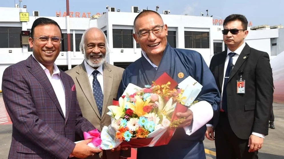 ঢাকায় ভুটানের প্রধানমন্ত্রীর যাত্রাবিরতি, স্বাগত জানালেন মন্ত্রী-প্রতিমন্ত্রী