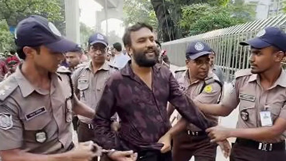প্রধানমন্ত্রীর নিরাপত্তা বেষ্টনীতে ঢোকার চেষ্টা, যুবক আটক