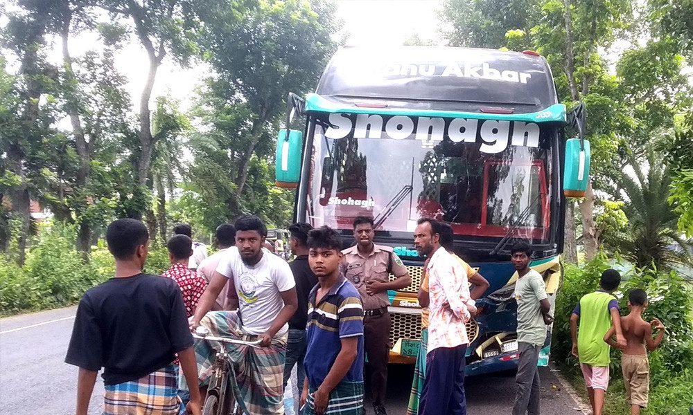 ফকিরহাটে বাসের ধাক্কায় প্রাণ গেল ভ্যানযাত্রীর
