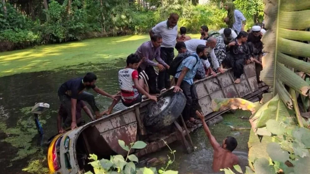 যাত্রী নিয়ে পুকুরে বাস, একজনের লাশ উদ্ধার