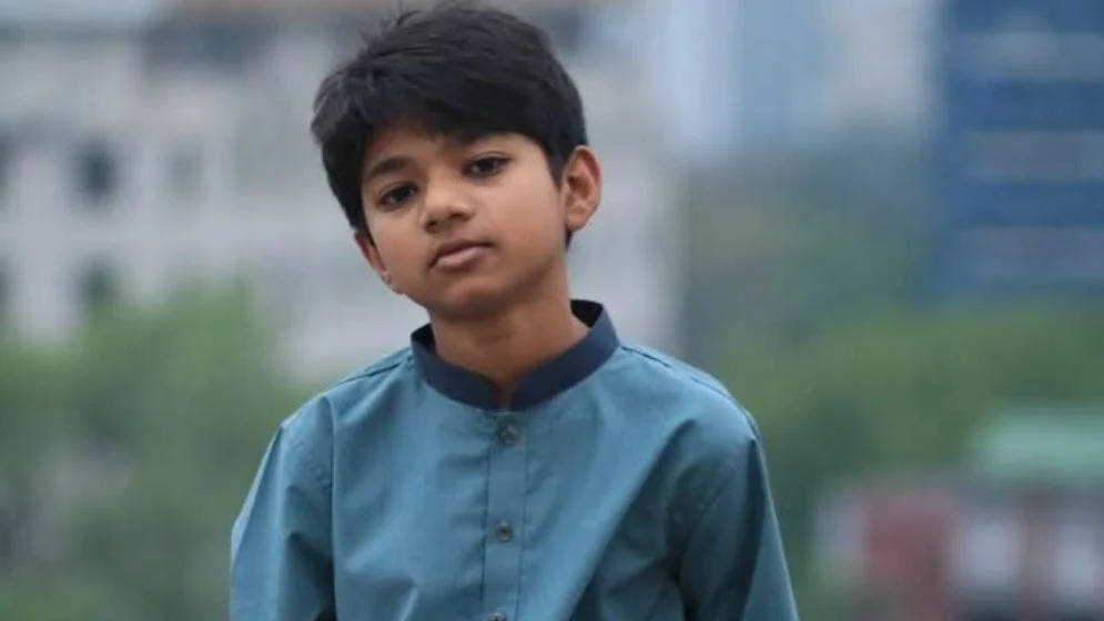 ‘আপনাদের কাছে হাত জোড় করছি— আমার ছেলেকে বাঁচান’