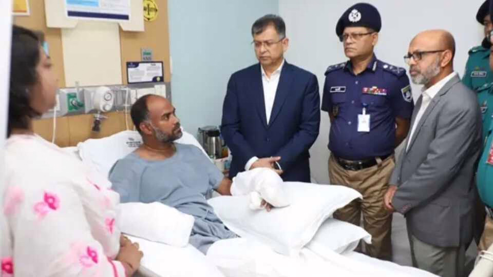 ছিনতাইকারীদের হামলায় আহত পুলিশকে দেখতে হাসপাতালে স্বরাষ্ট্রমন্ত্রী 2 966658742