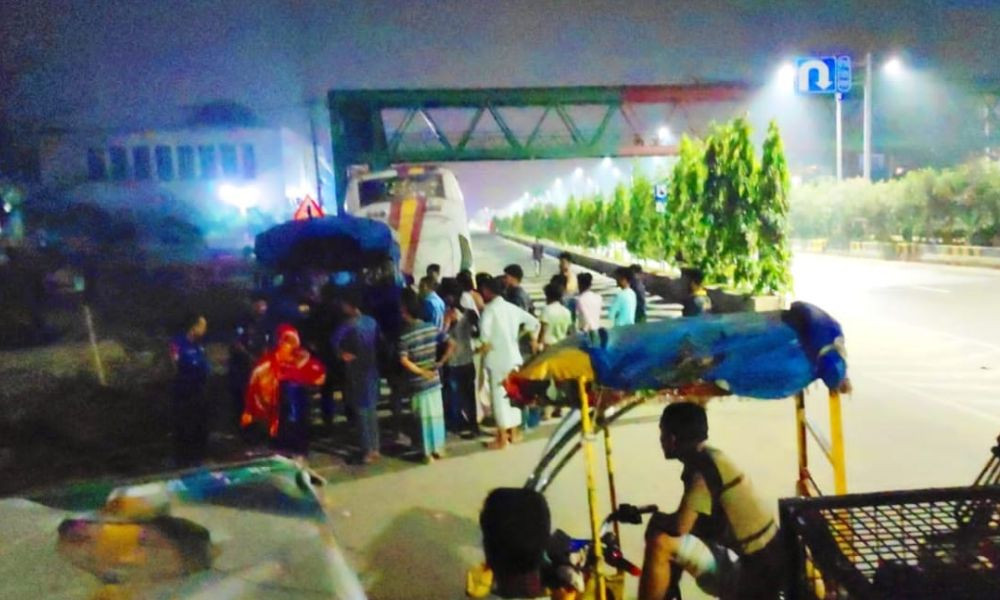 অস্ত্রের মুখে জিম্মি করে বাসের ২৫ যাত্রীর টাকা-মোবাইল লুট
