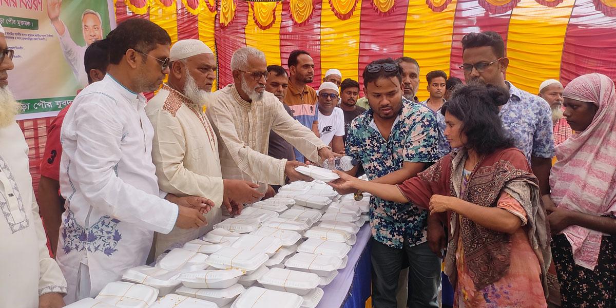 আখাউড়ায় ছিন্নমূল মানুষকে যুবদলের খাবার বিতরণ