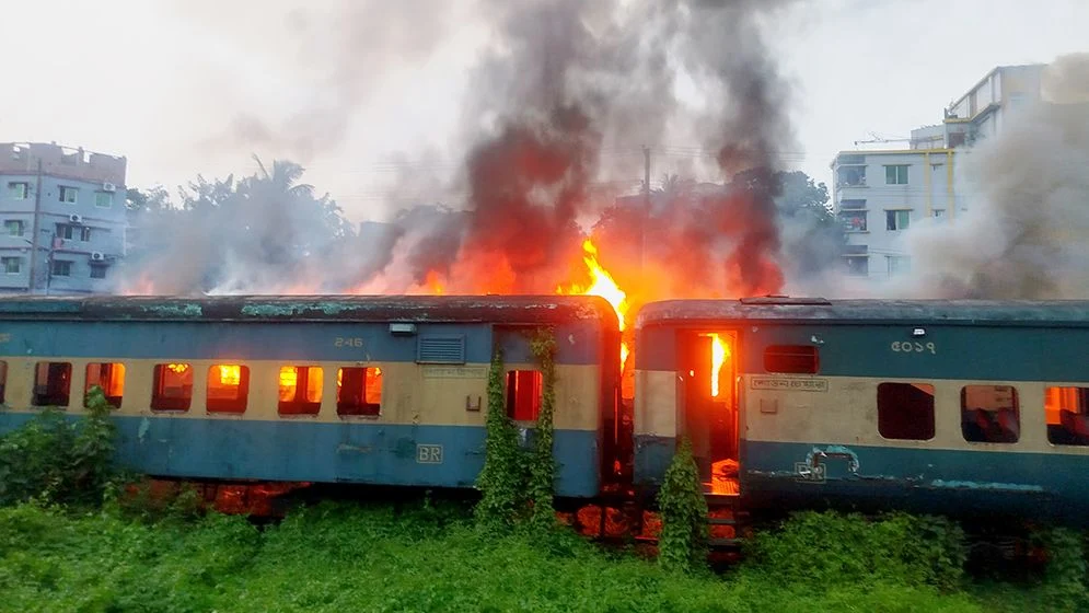 চট্টগ্রামে ট্রেনের পরিত্যক্ত বগিতে আগুন