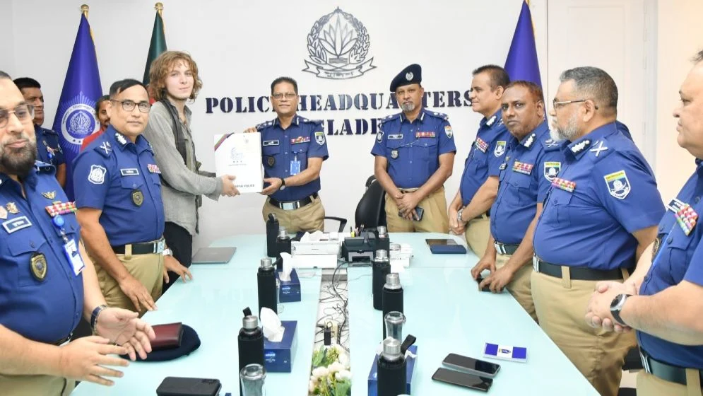জার্মান পর্যটকের উদ্ধারকৃত ল্যাপটপ হস্তান্তর করেছে পুলিশ