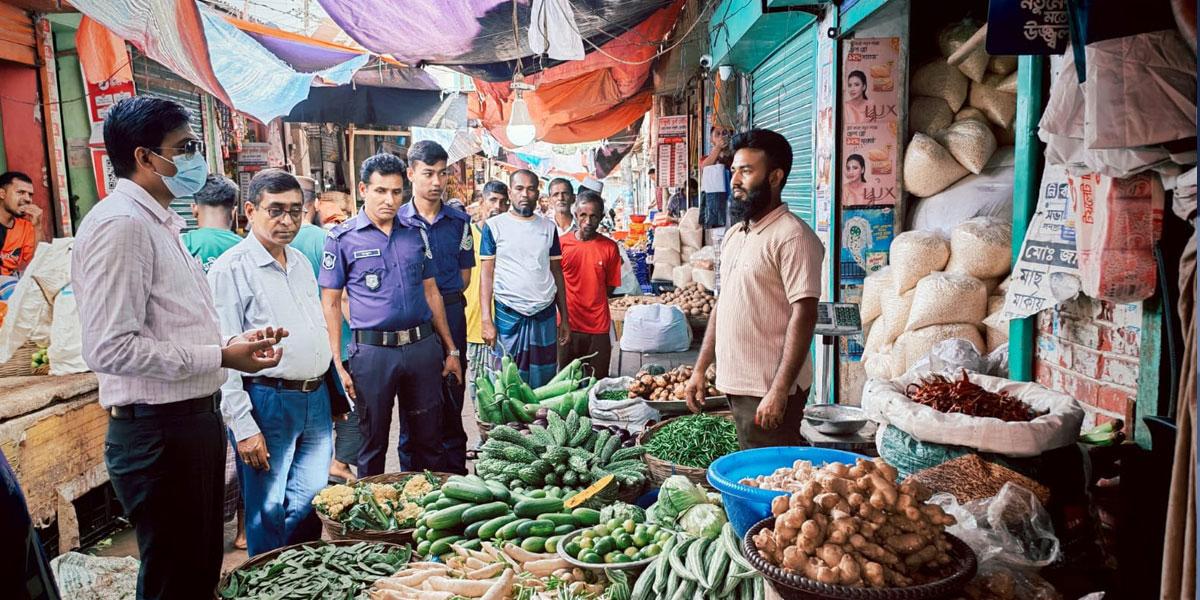 নিত্যপণ্যের বাজারে অভিযান, ৭০ প্রতিষ্ঠানকে জরিমানা