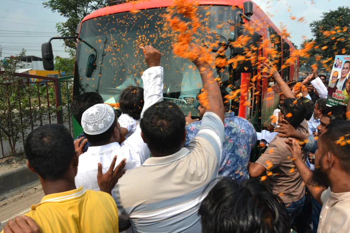 পথে পথে জনতার ঢল, ফুলেল শুভেচ্ছায় সিক্ত প্রধানমন্ত্রী