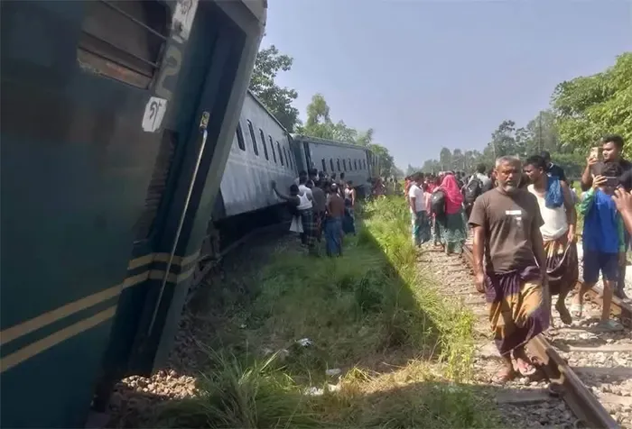 বগি লাইনচ্যুত, চট্টগ্রাম থেকে ঢাকামুখী রেল যোগাযোগ বন্ধ