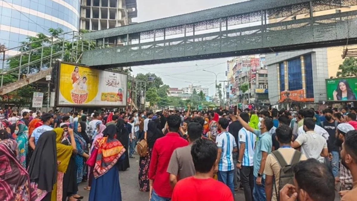 মিরপুরে পোশাকশ্রমিকদের ফের সড়ক অবরোধ, তীব্র যানজট