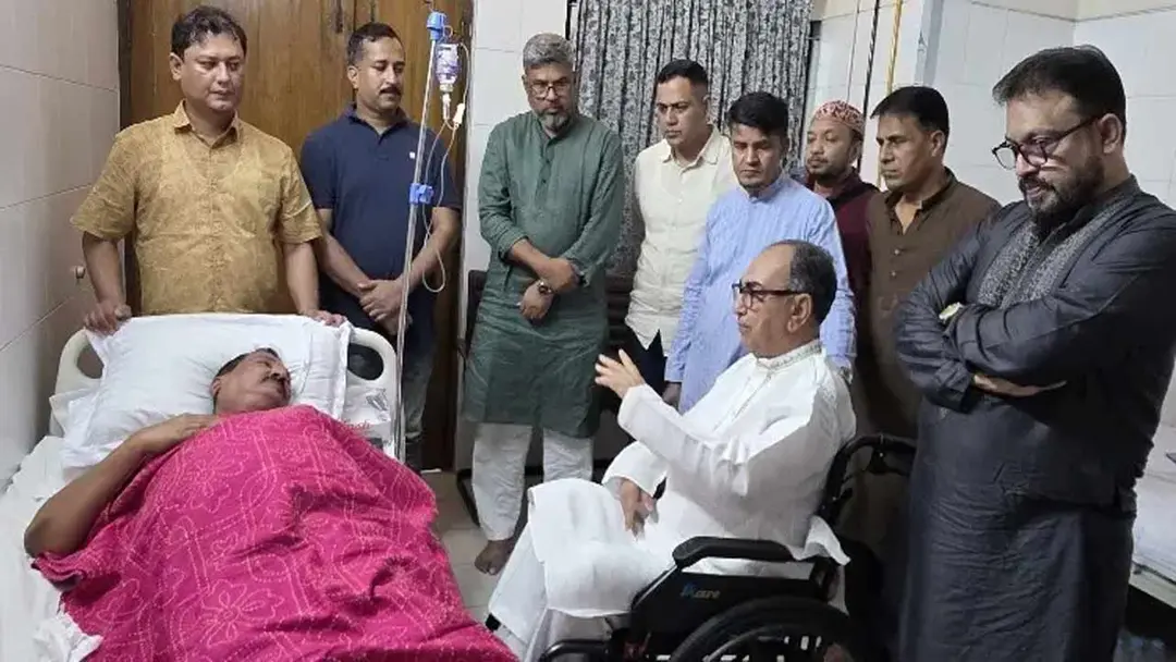হাসপাতালে ভূমিমন্ত্রী মিনুকে দেখতে গেলেন মির্জা আব্বাস