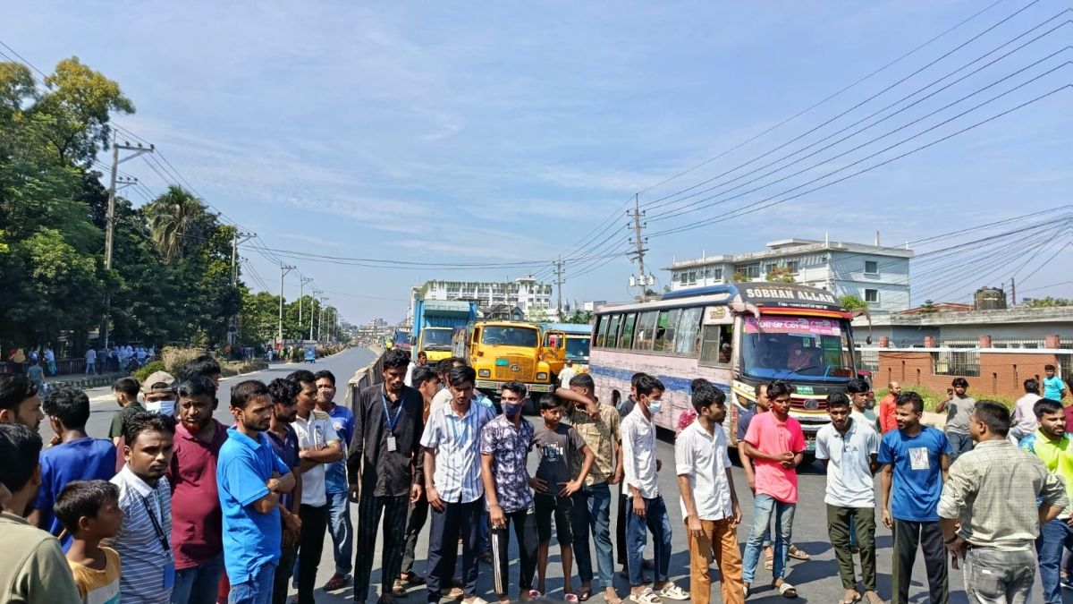 ৩০ হাজার টাকা বেতন দাবি শ্রমিকদের ঢাকা-টাঙ্গাইল মহাসড়ক অবরোধ